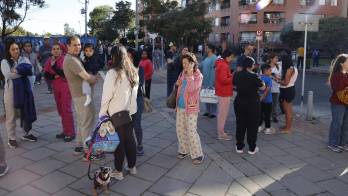 AME7606. BOGOTÁ (COLOMBIA), 10/08/2026.- Personas evacuan edificios tras un fuerte temblor este lunes, en Bogotá (Colombia). Un temblor de magnitud 7,4 sacudió gran parte de Colombia, según el Servicio Geológico Colombiano (SGC), y las autoridades informaron de daños en varias ciudades como Manizales, Cali y Pereira. EFE/ Mauricio Dueñas Castañeda