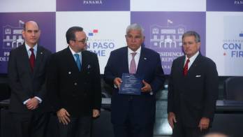 Momento en que los ministros entregan el informe al presidente Mulino.