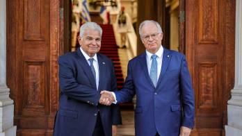 El presidente José Raúl Mulino junto a su homólogo de Grecia Konstantínos Tasoúlas