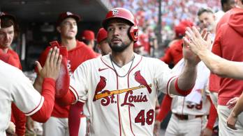 Iván Herrera celebra después de conectar uno de sus cuatro imparables en la victoria de los Cardenales de San Luis sobre los Rockies de Colorado.