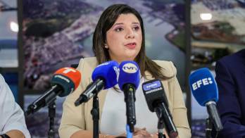 La ministra Jackeline Muñoz señaló posibles fallas graves en el cumplimiento de normas laborales tras el incendio que dejó un trabajador fallecido.