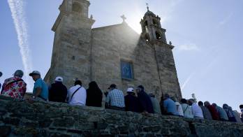 A la zona cero de la marea negra del 'Prestige', Muxía (A Coruña), vuelven a llegar este domingo voluntarios venidos de todo el país y del extranjero, pero en esta ocasión para la romería de la Barca en la que toca ver y mover la famosa Pedra de Abalar situada junto al santuario.