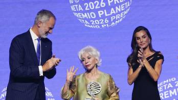 La escritora chilena Isabel Allende (c), acompañada por los reyes de España Felipe (i) y Letizia (d), gana el Premio Planeta 2026 con 'La hora antes del Alba', en la 75 edición del Premio Planeta de novela, esta noche de jueves en Barcelona. EFE/ Alejandro García
