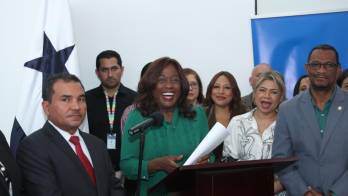 Conferencia en donde Lucy Molinar anuncia su salida del cargo de ministra.