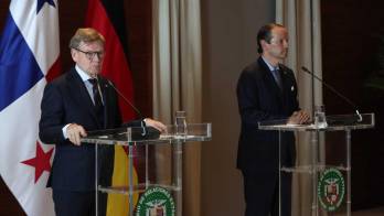 El canciller Javier Martínez-Acha Vásquez (derecha) recibió a Johann Wadephul, quien llegó a Panamá con ayuda para los damnificados.