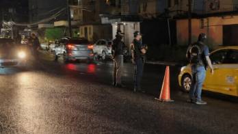 La Policía Nacional mantiene operativos en la zona mientras investiga el ataque perpetrado en Residencial Los Lagos “La Feria”, en Cristóbal Este, Colón.