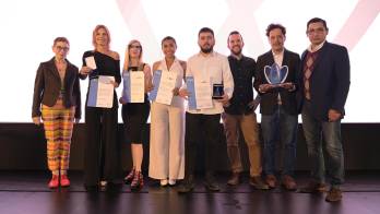 De izquierda a derecha, a la jurado Nora Bär junto a los finalistas de la categoría Cobertura del Premio Roche 2025: Mariana Carbajal (Argentina), Ingrid Beck (Argentina), Dayana Herrera Valbuena (Colombia) y José Vargas (Colombia); y al equipo ganador, representado por Carlos Carabaña (España), Paul Ramírez (México) y Enrique de la Mora (México), durante la ceremonia de premiación en Ciudad de México (México).