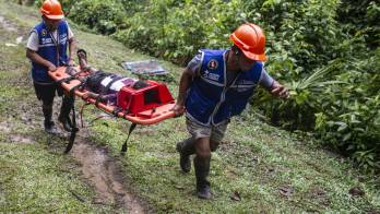 Miembros del comité comunitario de emergencia evacúan a un residente herido durante un ejercicio de simulación de inundaciones en la comunidad indígena Awajún de Shushui, región de Amazonas, Perú. EFE/DG ECHO/Sebastian Castañeda/CEDIDA/CRÉDITO OBLIGATORIO
