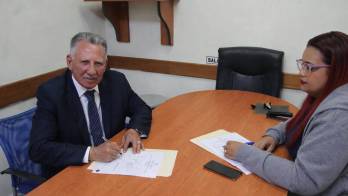 El profesor García fue el primero en postularse.