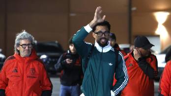Vozinha' saluda a su llegada este domingo, en el aeropuerto Arturo Merino Benítez en Santiago (Chile).