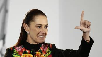 La presidenta de México, Claudia Sheinbaum, reacciona durante una rueda de prensa este lunes, en el Palacio Nacional de Ciudad de México (México). Sheinbaum, celebró la reelección de Luiz. EFE/ José Méndez
