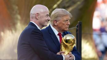 El presidente de la FIFA, Gianni Infantino (i) y el presidente de Estados Unidos, Donald Trump (c) entregan el trofeo del Mundial de la FIFA 2026 a España, tras la final disputada en el estadio MetLife en Nueva Jersey, el pasado 19 de julio. EFE/ Angel Colmenares.