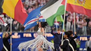 Fotografía de la cantante estadounidense Katy Perry (i) y el noruego Tius Luka (d) cantando en la inauguración del Mundial en Estados Unidos, en el Estadio de Los Ángeles (EE.UU.).