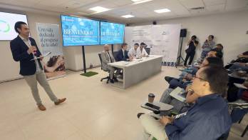 Alejandro Cumming Martínez-Báez (i), hablando durante al primer Curso Internacional de Enucleación Prostática Avanzada que organizó Hospiten Cancún, en Cancún (México).