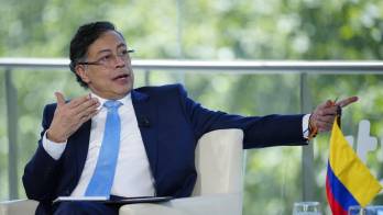 Fotografía de archivo en la que se captó al expresidente de Colombia Gustavo Petro, durante una entrevista conla Agencia EFE, en Barcelona (España). EFE/Alejandro García
