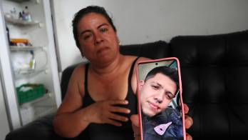 Nayibe Ayala muestra una foto de su vecino, Johan Sebastián Durán Guerrero asesinado en Estados Unidos, durante una entrevista con EFE este miércoles en Bucaramanga (Colombia). (EE.UU.). EFE/ Mario Caicedo