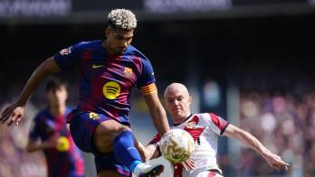 Ronald Araujo (i) lucha por el balón con Isi (d), del Rayo Vallecano, durante su partido de la jornada 29 de LaLiga EA Sports en el Camp Nou, este domingo.