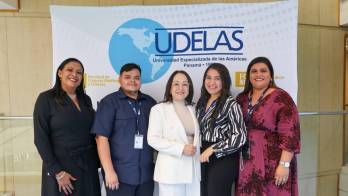 La rectora de UDELAS, Nicolasa Terreros Barrios (centro), llamó a combinar tecnología, ciencia y empatía en la atención sanitaria.