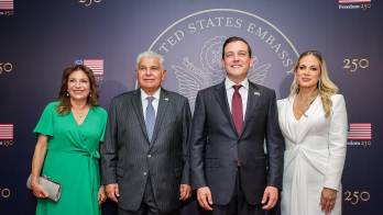 El presidente Mulino junto al embajador de Estados Unidos Kevin Cabrera y sus esposas