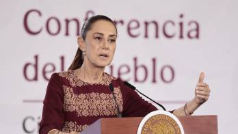 La presidenta de México, Claudia Sheinbaum, habla durante una rueda de prensa este viernes, en el Palacio Nacional de Ciudad de México (México).