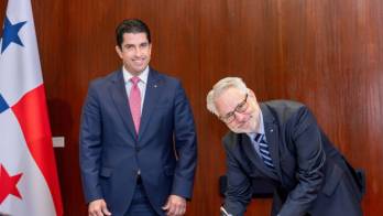 Miguel Lorenzo Fábrega (derecha) asumió este jueves el cargo de subadministrador del Canal de Panamá.