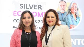 La especialista en inclusión financiera, educación y género, Karina Villanueva (i) y la segunda vicepresidenta de estrategia de negocios para la mujer en el Banco BHD, Elizabeth Rojas, posan durante el foro Silver Economy Congress 2026 este miércoles, en Ciudad de México (México).