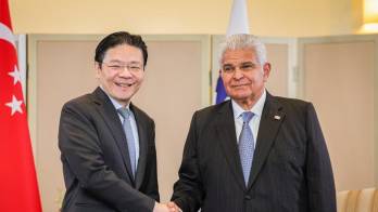El mandatario José Raúl Mulino (d) saluda al primer ministro de Singapur Lawrence Wong.