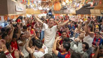 Más de 800 españoles celebraron en el Mercado Little Spain de Nueva York la clasificación de España para los cuartos de final del Mundial bajo el éxtasis del gol del triunfo de Mikel Merino ante Portugal y con una comunidad entregada a la selección: No podemos pedir más.