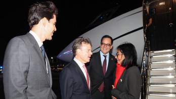 Delcy Rodríguez (d) a su llegada este lunes a Nueva York, Estados Unidos, para representar a su país en la Asamblea General de la ONU. El martes se reunirá con el presidente Donald Trump.