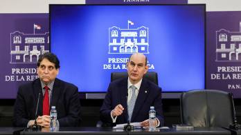 El ministro Felipe Chapman, a la derecha.
