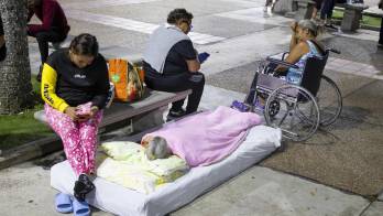 Personas en la calle en Caracas (Venezuela) tras los dos fuertes seísmos que han sacudido el oeste de la capital del país, dos terremotos, de magnitud 7,2 y 2,5 que tuvieron lugar alrededor en apenas 39 segundos y que han dejado al menos 32 muertos y 700 heridos y personas entre los escombros de los edificios derruidos. EFE/ Rayner Peña R