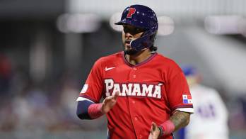 Jonathan Araúz tuvo que ser contenido por sus compañeros tras el intercambio con el mánager José Mayorga durante el partido ante Colombia en el Clásico Mundial.