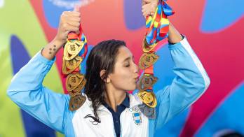 Agostina Hein posando con sus medallas.