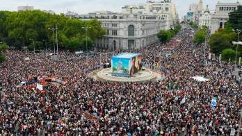 Madrid - Medio millón de personas, según los organizadores, y 70.000, según la Delegación del Gobierno en la región, participaron este sábado en la manifestación convocada por el Sindicato de Inquilinas para denunciar la caída de los decretos de la vivienda y reclamar una rebaja del 50 % en los alquileres, la exigencia de contratos indefinidos y también la expropiación de las viviendas a los fondos buitres, mientras llama a la huelga general, este sábado. EFE/ Borja Sanchez-Trillo