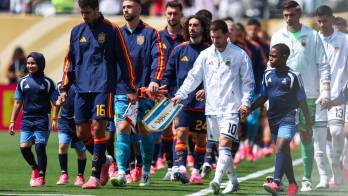 El centrocampista español Rodri, el delantero argentino Lionel Messi y sus compañeros de equipo saltan al terreno de juego antes de la final del Mundial de fútbol de 2026 entre España y Argentina, en el estadio de Nueva York/Nueva Jersey en East Rutherford.