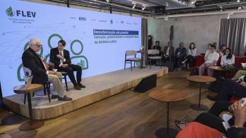 El presidente del Consejo Empresarial Brasil-China (CEBC), el diplomático Luiz Augusto de Castro Neves (i), habla junto al director general de EFE en Brasil, Manuel Pérez Bella, durante el IV Foro Latinoamericano de Economía Verde (FLEV), este jueves en Sao Paulo (Brasil).