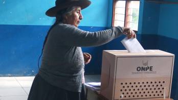 Una mujer deposita su voto este domingo en la localidad de Huayllabamba, en el Cusco (Perú).