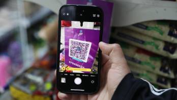 Persona escaneando un código QR con su teléfono en Lima (Perú).