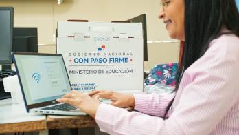 Profesora Magalys Romero recibiendo una AI PC (computadoras con inteligencia artificial) en la Región Educativa de Los Santos (Panamá).