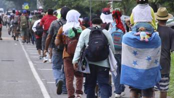 Migrantes procedentes de Centroamérica caminan en caravana desde el pasado domingo 20 de septiembre.