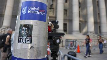 Fotografía de pegatinas en el exterior del tribunal federal donde Luigi Mangione asistió este 14 de agosto a una audiencia en Nueva York (NY, EE.UU.). EFE/Sarah Yenesel
