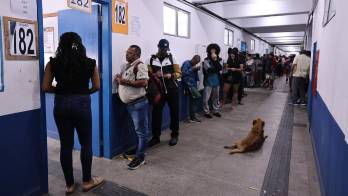 Votantes este domingo en el colegio Ayrton Senna da Silva, cerca de la favela de Rocinha, en Río de Janeiro (Brasil). Más de 158 millones de brasileños están convocados este domingo a las urnas en unas elecciones que no solo decidirán la permanencia de Luiz Inácio Lula da Silva o el ascenso del ultraderechista Flávio Bolsonaro, sino que redefinirán el equilibrio de poder en la región frente a la presión de Washington. EFE/André Coelho