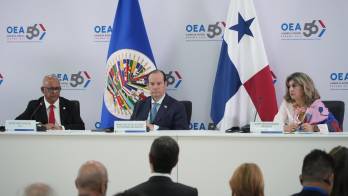Participa el secretario general de la Organización de los Estados Americanos (OEA), Albert R. Ramdin (i).