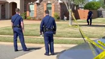 Captura de video de Rastreo de redes que muestra a integrantes de la Policía custodiando una escena del crimen este domingo, EFE.