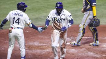 Junior Caminero (d), uno de los artífices del triunfo en el cuarto juego de la Serie Mundial ante los Cerveceros.