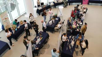 La organización también resaltó programas para facilitar pasantías y acercar a los jóvenes al mercado laboral.