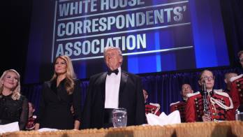 El presidente de Estados Unidos, Donald Trump, junto a la primera dama, Melania Trump, durante la Cena de Corresponsales de la Casa Blanca. EFE/Yuri Gripas