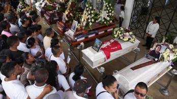 Personas asisten este martes a las honras fúnebres de las víctimas de la explosión de un cilindro bomba. disidentes de las FARC. EFE/ Ernesto Guzmán Jr.