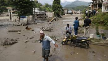 Trishuli Bazar (Nepal), 26/08/2026.- Habitantes de la zona caminan por calles inundadas tras una crecida repentina en Trishuli Bazar, distrito de Nuwakot, Nepal, el 26 de agosto de 2026. EFE/EPA/NARENDRA SHRESTHA