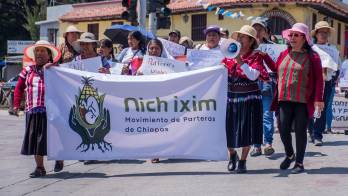 Mujeres marchan durante una manifestación por el 'Día Internacional de la Partera' este martes, en San Cristobal de las Casas (México). EFE/Carlos López